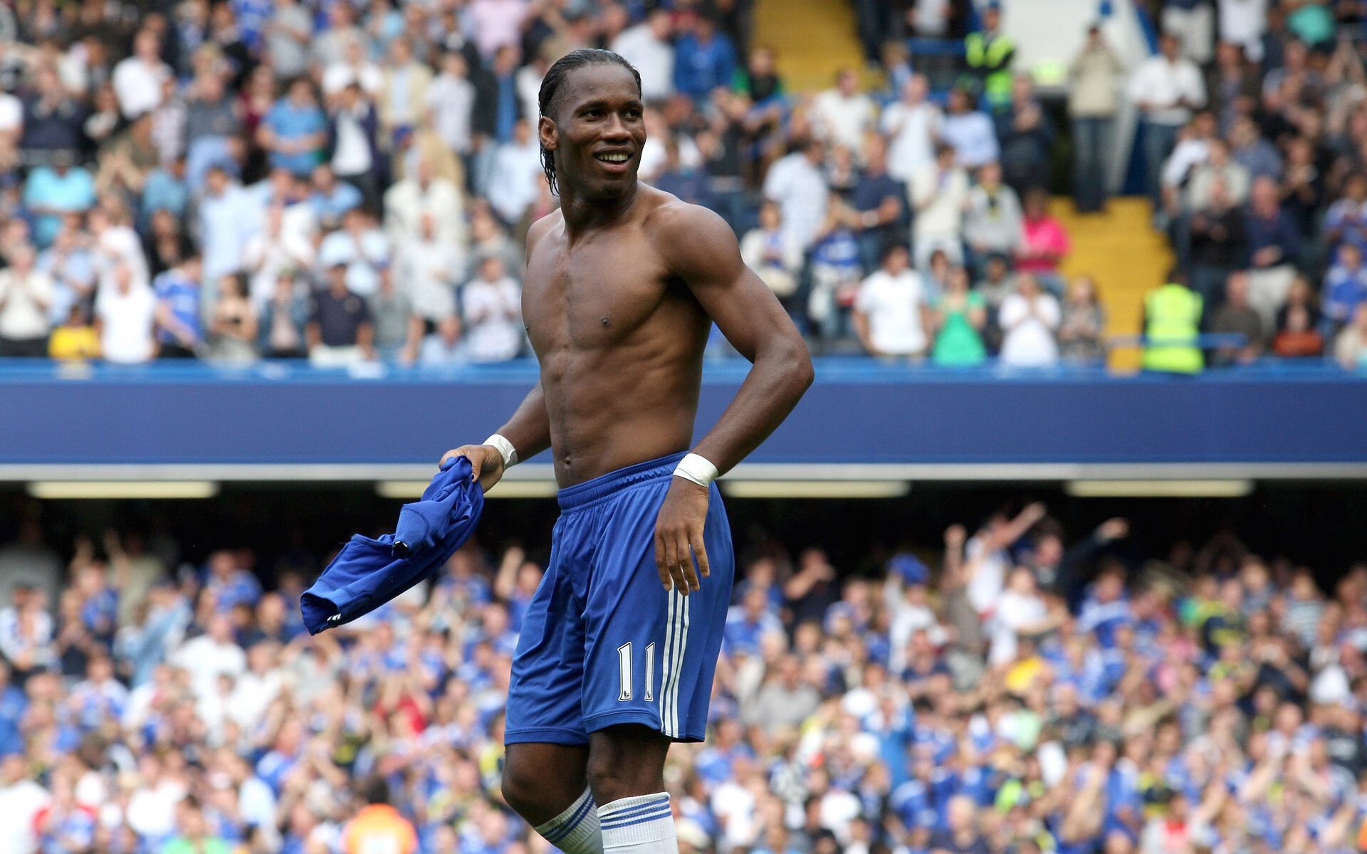 华大男篮迎战澳门黑熊：吉祥物“龙仔”完美诠释“永不言弃”